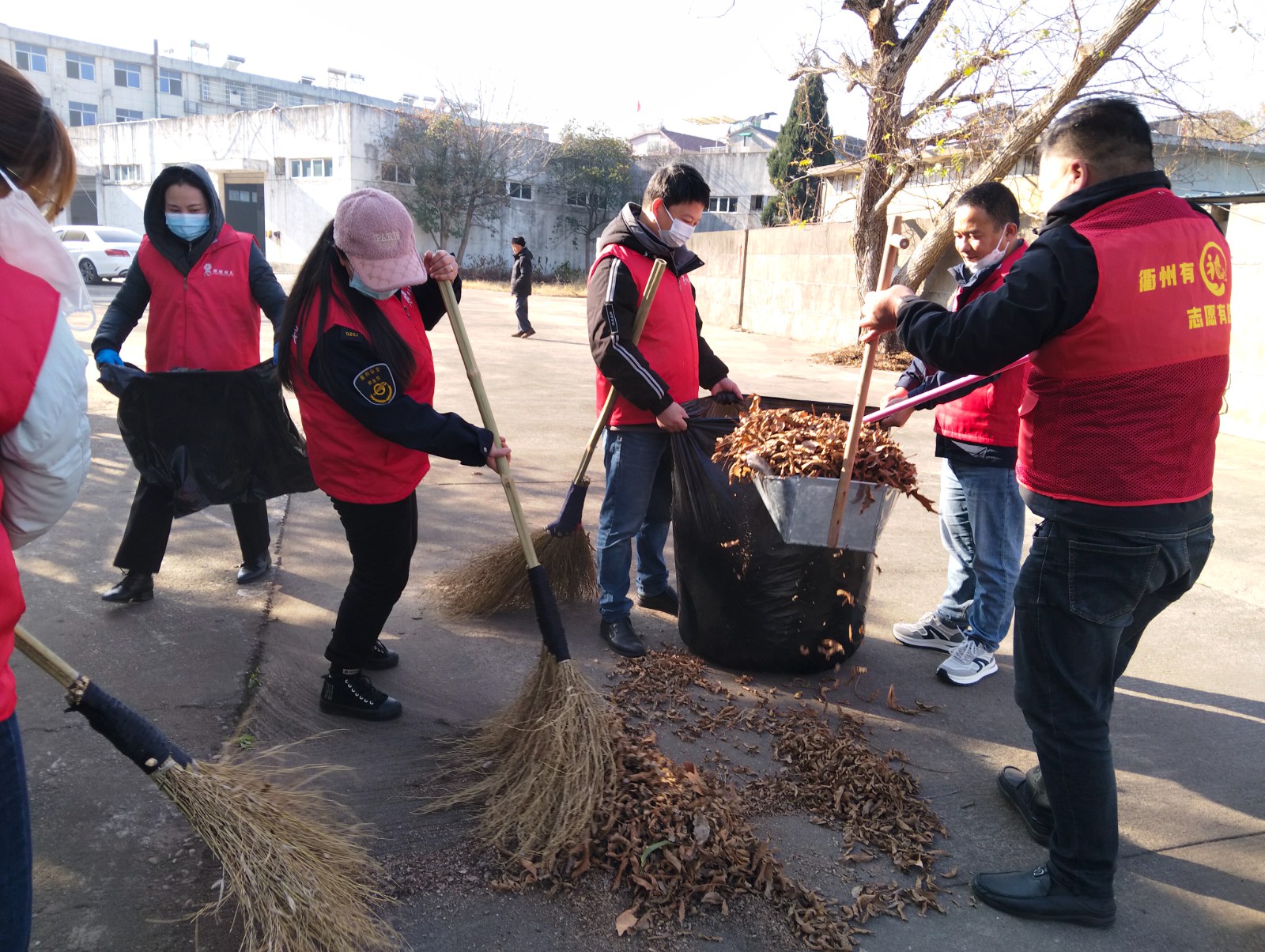 37路敬老愛老專線“清潔 + 陪伴”志愿服務讓寒冬有溫度